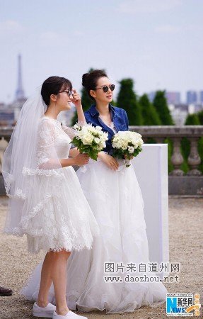 戚薇一身抹胸婚纱搭配系腰牛仔衣