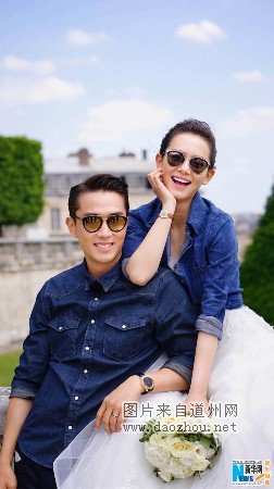 戚薇一身抹胸婚纱搭配系腰牛仔衣