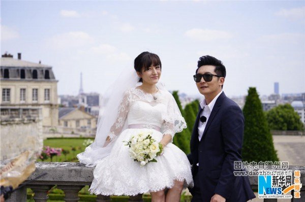 戚薇一身抹胸婚纱搭配系腰牛仔衣