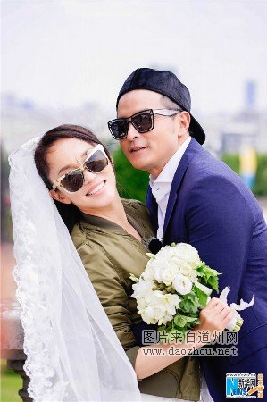 戚薇一身抹胸婚纱搭配系腰牛仔衣