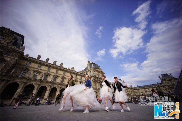 戚薇一身抹胸婚纱搭配系腰牛仔衣