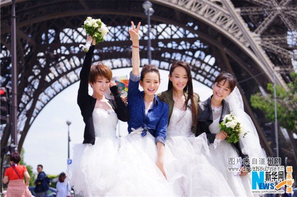 戚薇一身抹胸婚纱搭配系腰牛仔衣