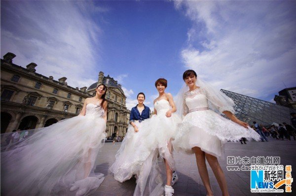 戚薇一身抹胸婚纱搭配系腰牛仔衣