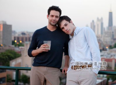 两男公厕忘我缠绵 路人以为打架报警