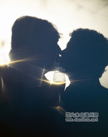 两男公厕忘我缠绵 路人以为打架报警