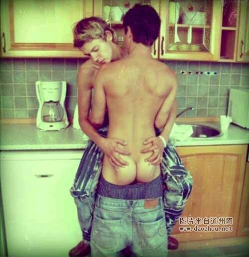 两男公厕忘我缠绵 路人以为打架报警