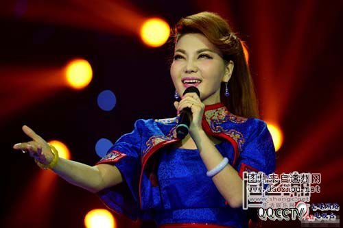 乌兰图雅眼睛怎么了?乌兰图雅素颜照片曝光未整容