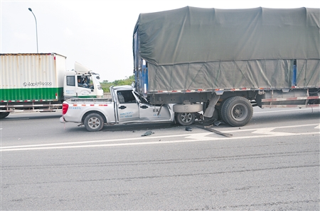 重庆渝北区盛兴大道皮卡车追尾货车 原是司机醉驾犯困睡着了