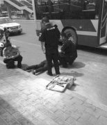 里面的一些衣物已经被点着