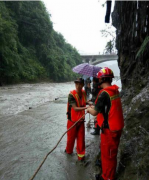 引导车辆驶向高处避水、救助被困群众、发放救生衣、排查隐患点实行交通管制