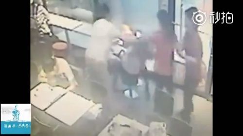 少妇冒充未婚女网恋 与丈夫逛街时遇“男友”(15)