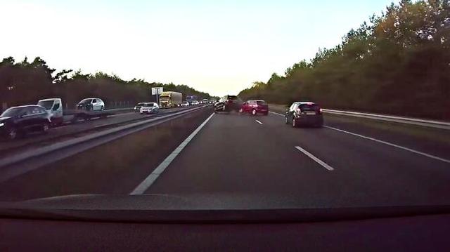 特斯拉准确预测前车追尾 提前发警报