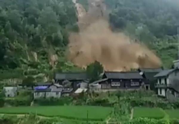 湖南湘西滑坡冲垮8栋农居 铁路焦柳线被掩埋