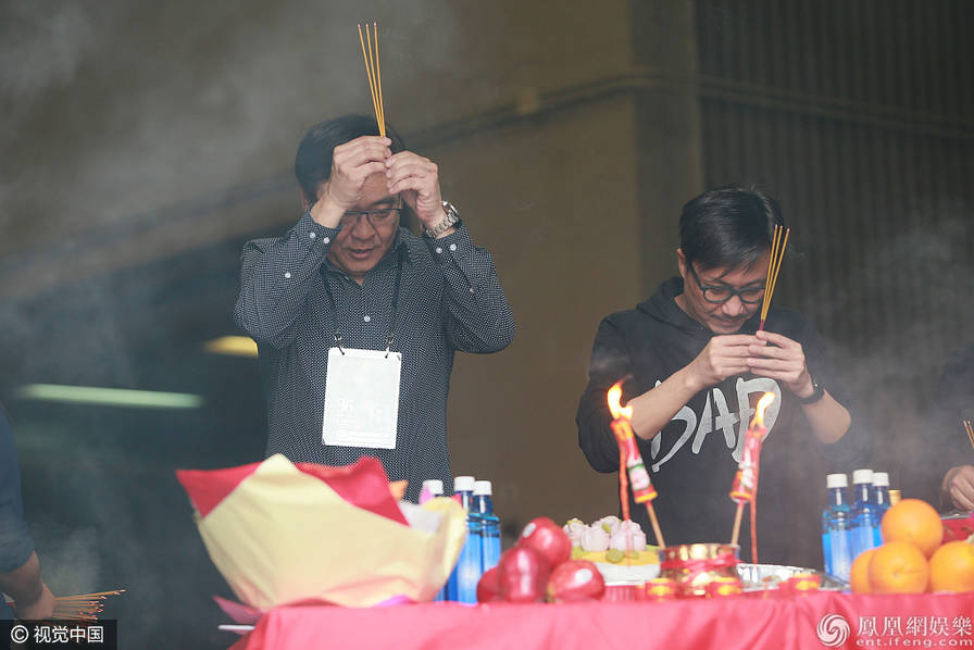 颁奖在即 尔冬升郑中基为金像奖拜神