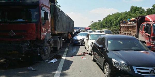 ��������·������ײ�� �����׷β���峵��ײ