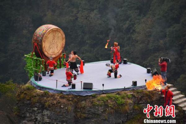 (图稿)国际鼓队亮相湖南湘西“鼓舞”世界