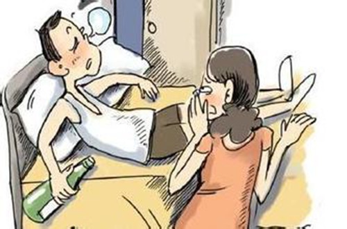 走错家门装皇上 醉酒男人智商从邡(图)