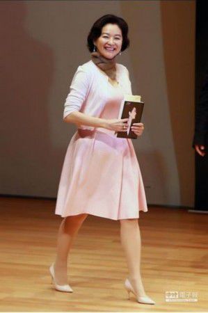 邓丽君度假不穿里衣 林青霞怕羞不敢直视(组图