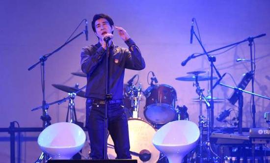 追思音乐人刘天健 王力宏携孕妻现身