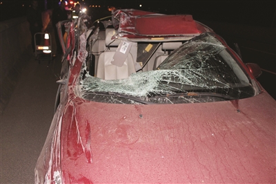 司机醉驾撞上货车 副驾驶位被撕成“天窗”