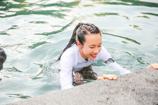 长腿姐妹花水中混战 莫文蔚奚梦瑶竟“开打”