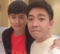 俞灏明张杰偶遇合影 嘴唇干无血色粉丝心疼