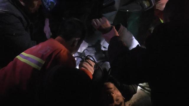 90岁老人落入深井 承德消防战士上演生死救援