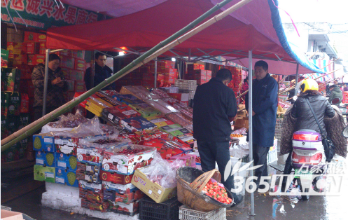 春节前市民抢购水果