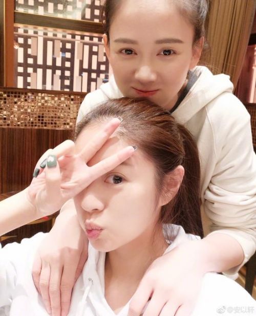 ���Ƕ�������������һ���� ͬ����β����Ů��ͼ��