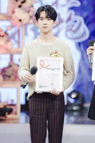 《快乐大本营》助力世界卫生组织关爱艾滋病毒感染者 002