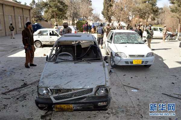 这是12月17日在巴基斯坦奎达遭袭教堂外拍摄的受损车辆。巴基斯坦西南部俾路支省首府奎达一座教堂17日遭袭,现场发生爆炸和激烈交火,已有至少8人死亡。 发(伊尔凡摄)