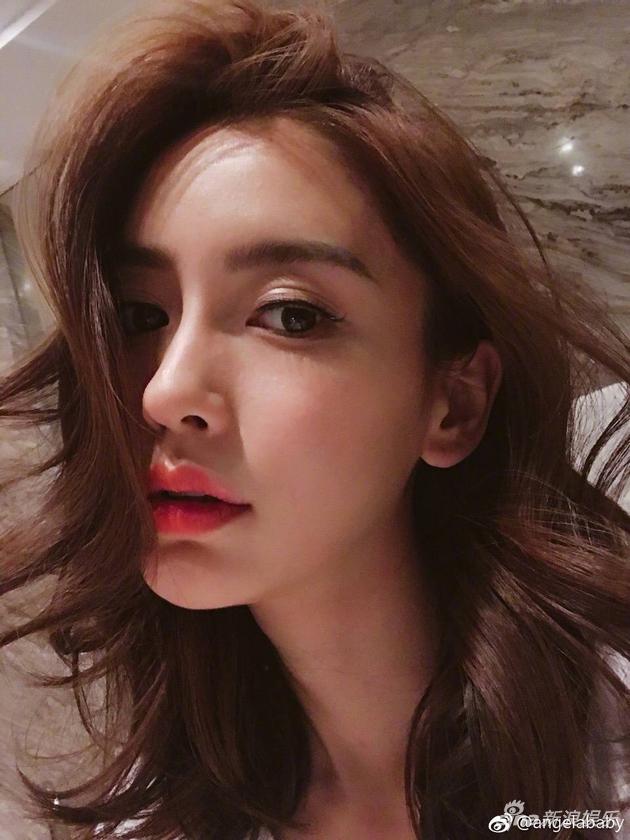 angelababy凌晨收工晒自拍 红唇卷发超迷人