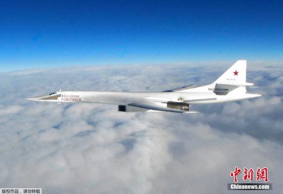 据外媒报道称,15日上午9时左右,两架英国“台风”战斗机从苏格兰东北部的空军基地升空,俄罗斯轰炸机在飞越丹麦和荷兰之间的海域时被拦截。上午11时45分左右,俄罗斯轰炸机继续向东北方向飞行,英国战机的行动结束。英国国防部称,比利时军机也升空应对。 点击进入下一页