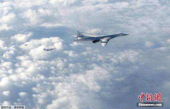 英国国防部消息称,当地时间1月15日上午,英国皇家空军“台风”战机升空拦截2架俄罗斯图-160轰炸机。英方强调称,俄轰炸机并未进入英国领空,对其进行追踪的原因是俄方飞行员没有回答地面部门的问题。 点击进入下一页