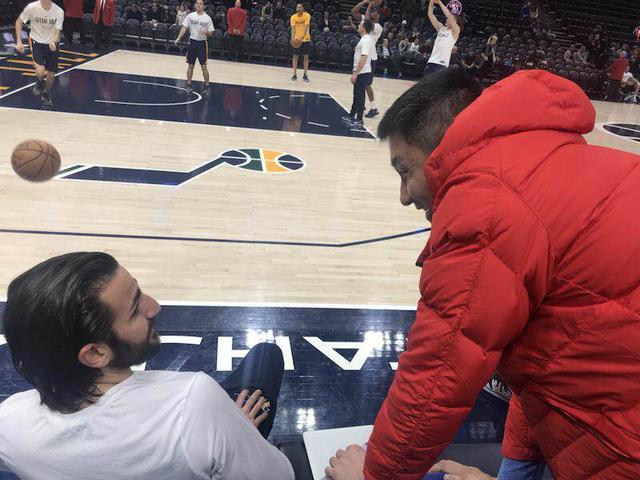 中国男篮蓝队主帅杜峰现场观摩爵士队训练