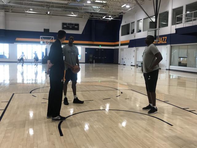 中国男篮蓝队主帅杜峰现场观摩爵士队训练