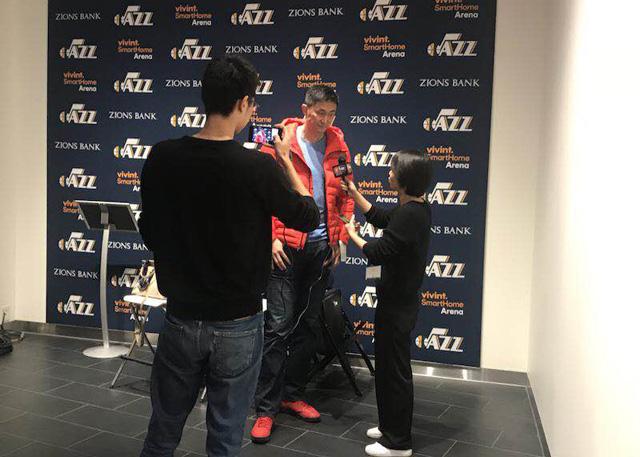 中国男篮蓝队主帅杜峰现场观摩爵士队训练