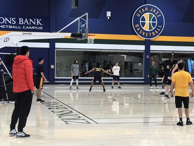 中国男篮蓝队主帅杜峰现场观摩爵士队训练