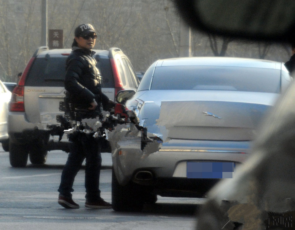 汪峰演唱会凯旋而归,上座率力压张学友,豪车现身粉丝求合影!