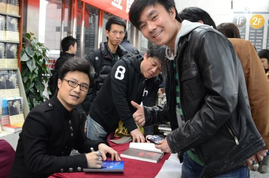 汪峰演唱会凯旋而归,上座率力压张学友,豪车现身粉丝求合影!