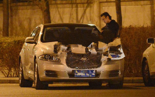 汪峰演唱会凯旋而归,上座率力压张学友,豪车现身粉丝求合影!