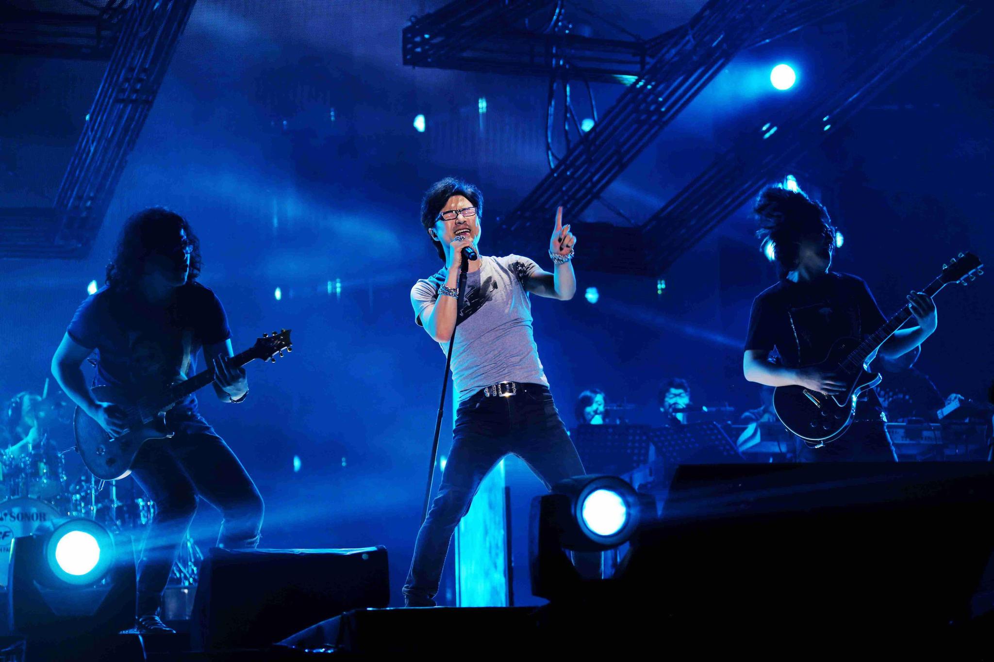 汪峰演唱会凯旋而归,上座率力压张学友,豪车现身粉丝求合影!