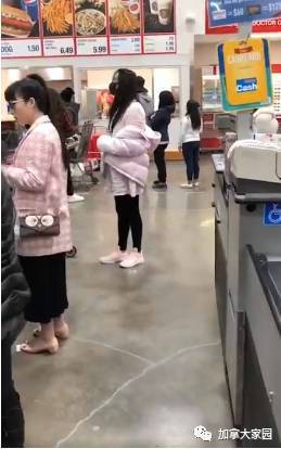 网友偶遇王祖贤 黑色口罩遮面粉衣粉鞋超市采购