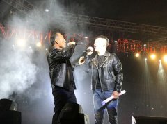 跟随着他们的颇具震撼力的声音一起唱了起来