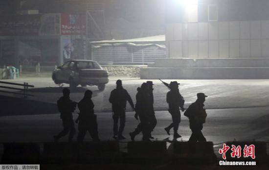 当地时间1月20日晚,至少4名枪手袭击阿富汗首都喀布尔洲际酒店,挟持人质并与安全部队交火。阿富汗官员表示,至少两名攻击者已被击毙,另有数人丧生和至少7人受伤送医。图为阿富汗安全部队成员前往事发酒店。 点击进入下一页