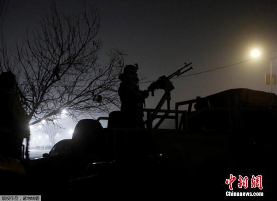 阿富汗官员介绍,至少两名袭击者已被击毙,特种部队已掌控酒店一楼,正在二楼与袭击者交火,袭击者似乎携带大批手榴弹。美国大使馆曾于数天前警告,阿富汗喀布尔市内酒店可能会遇袭。图为阿富汗安全部队成员在事发现场外执勤。 点击进入下一页