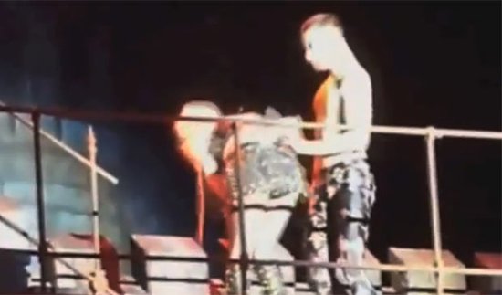 Lady Gaga西班牙演出呕吐 现场被人狂掷香肠