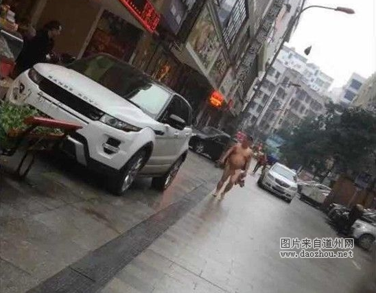 男子为转运裸奔800米