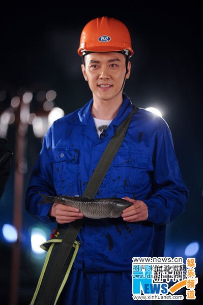 冯绍峰戴安全帽录跑男 活好话少心情搞笑(图