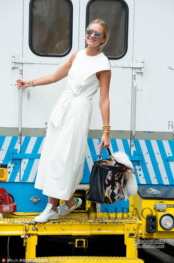 时尚达人演绎白色球鞋搭配